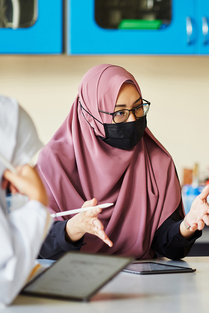 Apple works with progressive partners in Singapore to help strengthen the local community, including Madrasah Alsagoff Al-Arabiah, an all-girls school founded in 1912 with a rich history and modern approach to education.