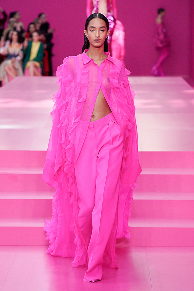 Valentino サーモンピンク パンツ 新品未使用 SALE‼️ Vogue's best looks from the Valentino fall/winter 2022 show