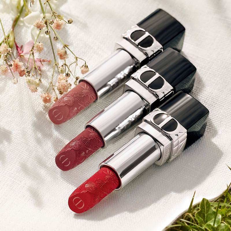 Lip colour and lip care in one, this time with the lip bullet engraved in a delicate floral motif. Our pick? The chic 100 Nude Look Velvet