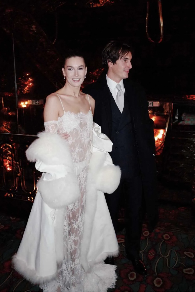 Could this be the summer of the “naked” bride?