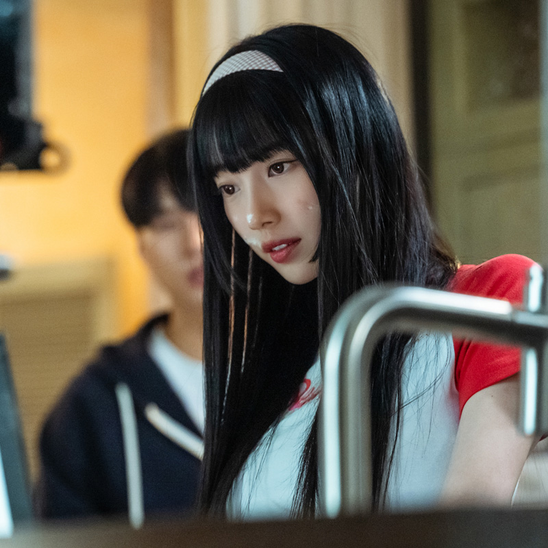 All of Suzy's best beauty moments in Netflix's 'Doona!