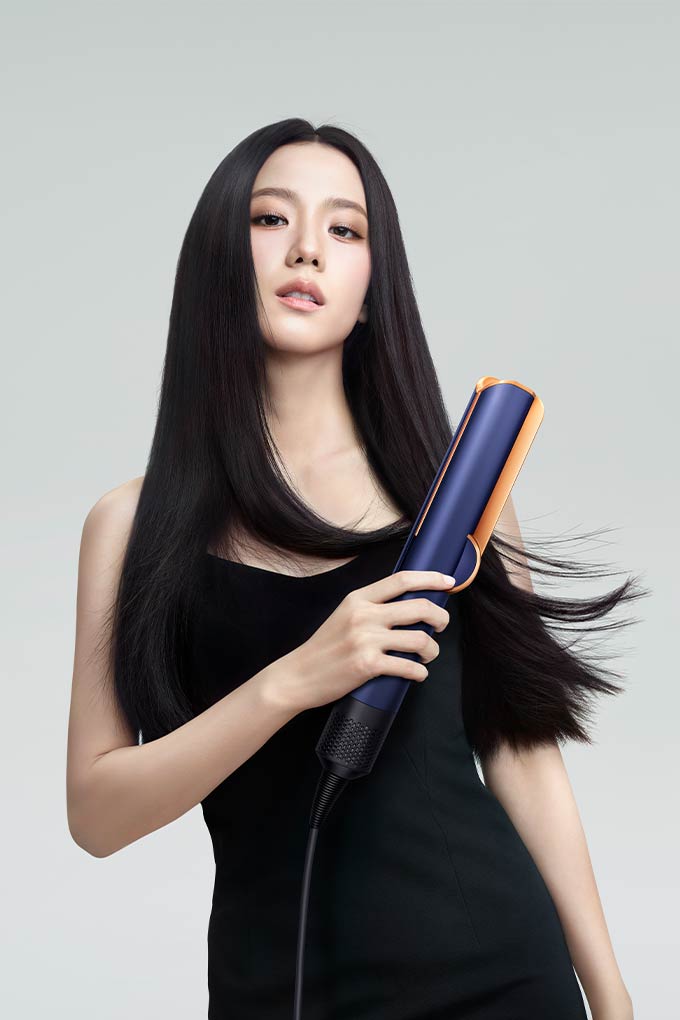 Blackpink's Jisoo with her Dyson Airstrait hair tool