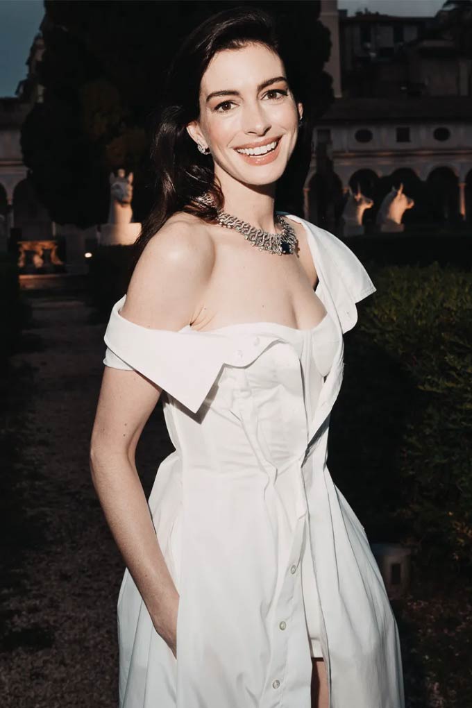 Anne Hathaway’s trick for plumper lips? A hair pin