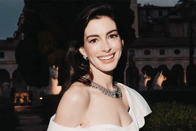Anne Hathaway’s trick for plumper lips? A hair pin