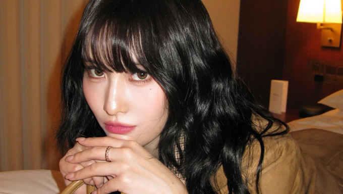 9 striking hair and make-up moments from Momo of Twice