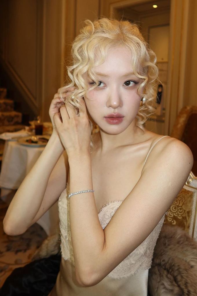 Rosé Blackpink Yves Saint Laurent YSL Paris Fashion Week SS25 curly hair
