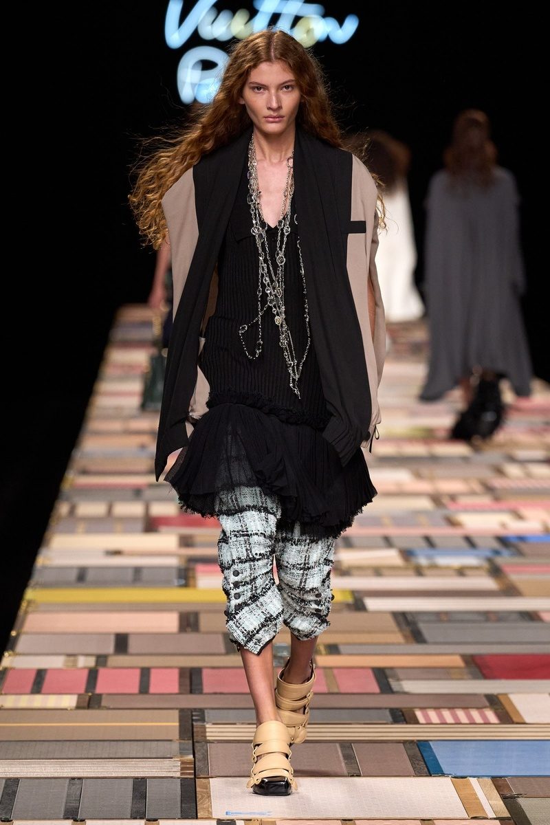 【新品未開封】LOUIS VUITTON CATWALK Louis Vuitton Spring 2025: A Maximalist Message