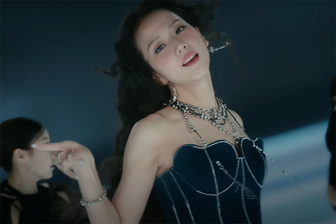 Every scene-stealing hair and make-up look from Jisoo's comeback track, 'Earthquake' Every scene-stealing hair and make-up look from Jisoo's comeback track, 'Earthquake'