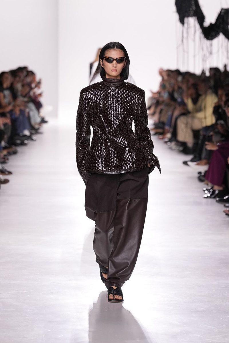 Bottega veneta ソッティーニ 編み込みレザー 黒ミュール25(39 Vogue's best looks from the Bottega Veneta spring/summer 2026 show