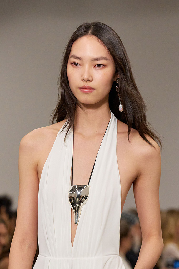 A statement pendant is the jewel trend of spring/summer 2026