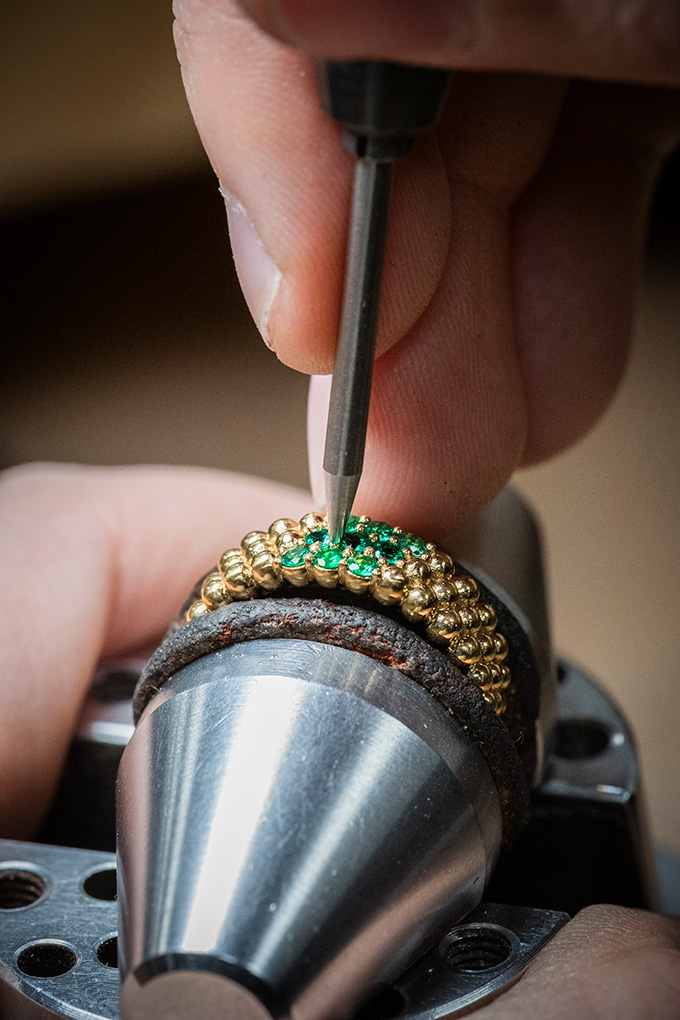 van cleef arpels perlee ring emeralds