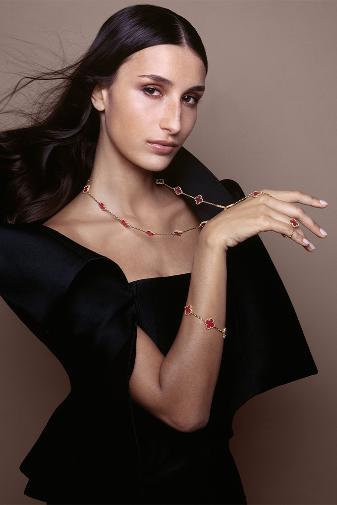 Girl wearing the Alhambra 20 motif necklace and bracelet